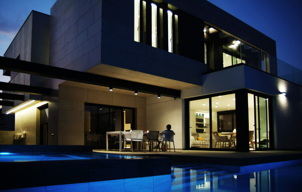 Moderno exterior de vivienda de obra nueva