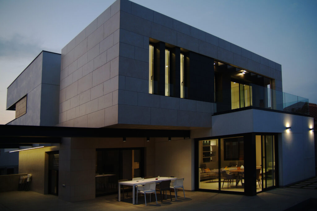 Moderno exterior de vivienda de obra nueva