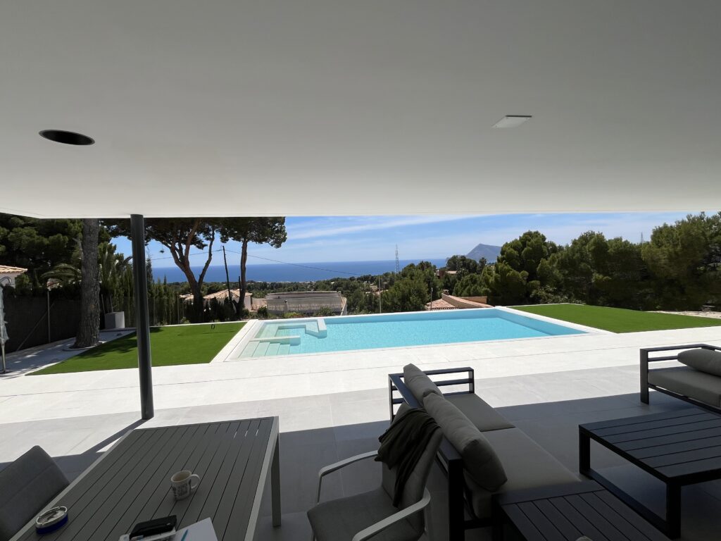 Piscina en jardín de moderna vivienda