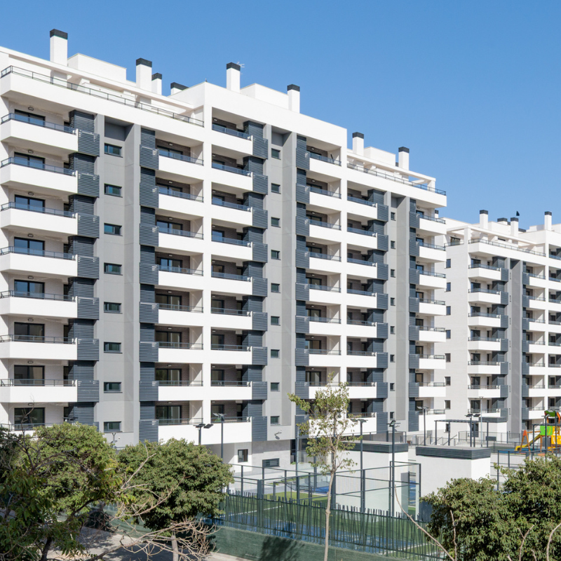 Moderno bloque de viviendas blanco