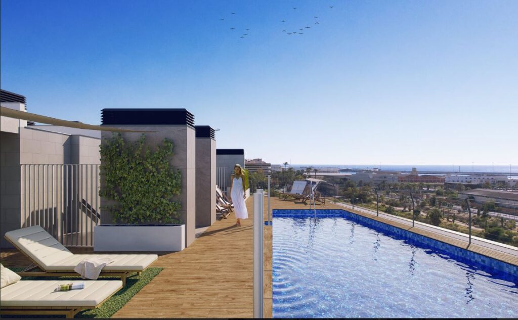 Piscina en la azotea de un bloque de edificios